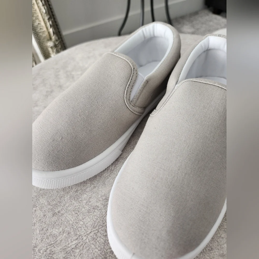 JustFab Kids Basic Slip On Sneakers size 2. New without tags.